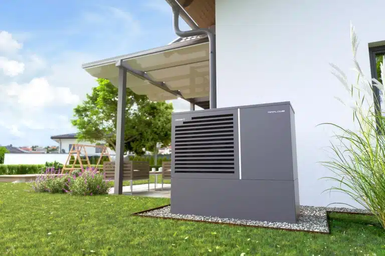 Luft-Wasser-Wärmepumpe als Außengerät an einem modernen Einfamilienhaus